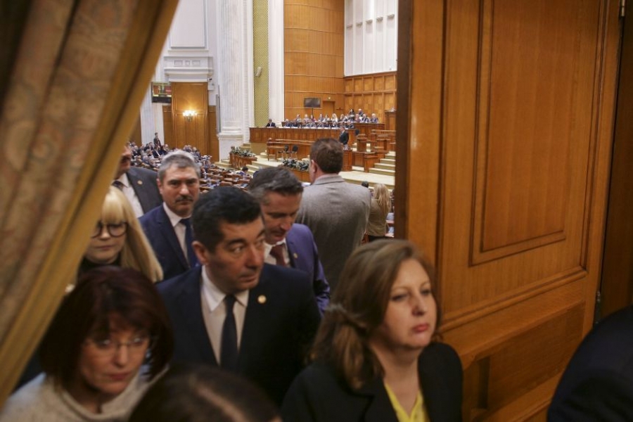 De ce au PĂRĂSIT SALA unii ALEȘI GĂLĂȚENI de la Putere, în timpul discursului preşedintelui Klaus Iohannis în Parlament