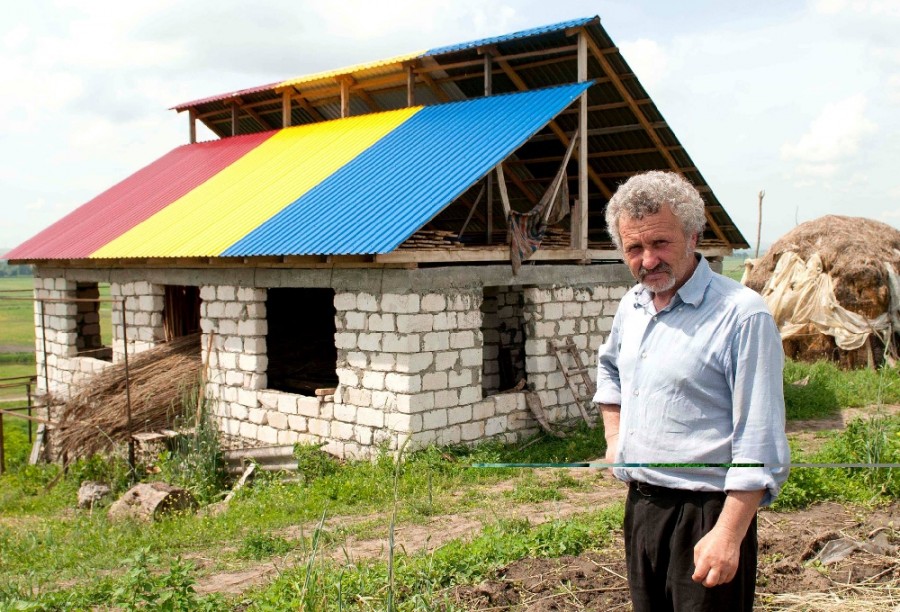 ACUZAT de profanarea simbolurilor statului. Moldovean cu tricolorul cât acoperişul casei
