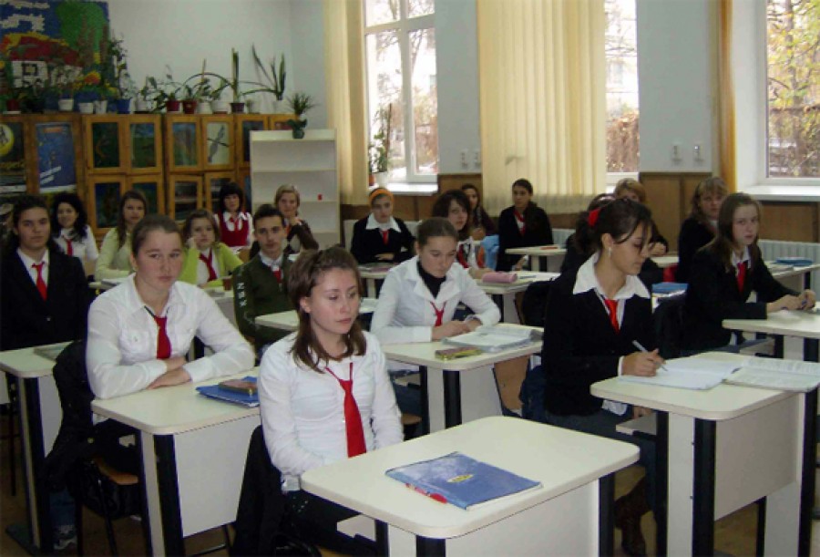 Andronescu modifică Legea Educaţiei: Clasa a IX-a rămâne la liceu 