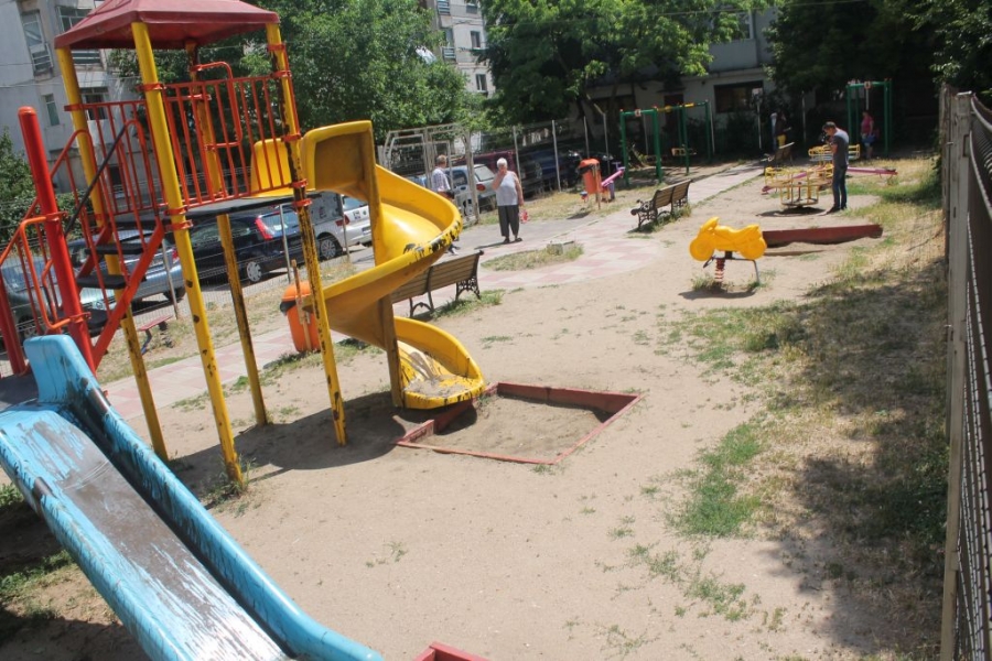 SE ÎNTÂMPLĂ ÎN GALAŢI: Un loc de joacă pentru copii a fost VANDALIZAT (FOTO)