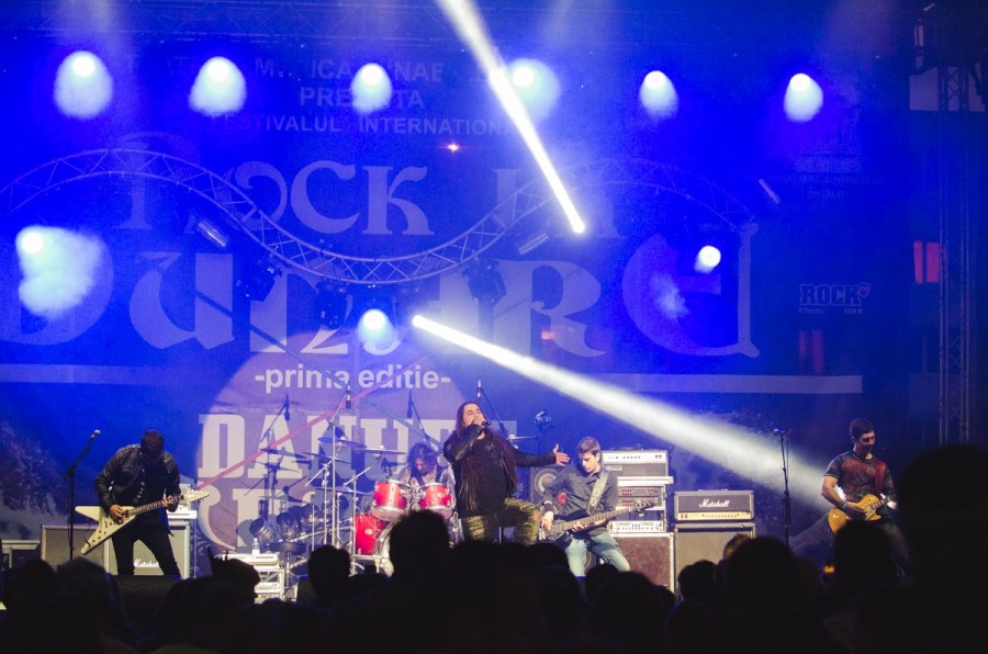 SUTE de gălăţeni şi atmosferă INCENDIARĂ în primele două zile ale Festivalului "Rock la Dunăre"