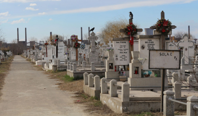 Mormintele sunt pregătite pentru Sărbătorile Pascale