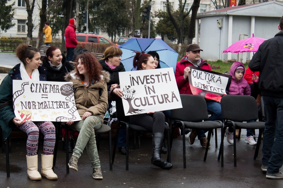 (FOTO) "Sală plină" la protestul "Vrem cinematograf în Galaţi". VEZI FILMUL acţiunii