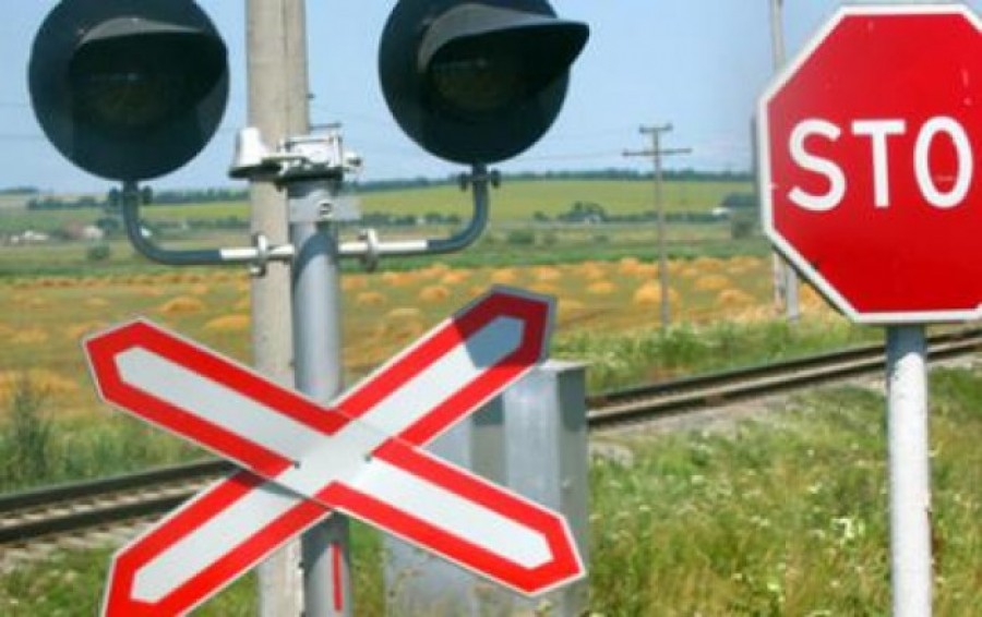 Maşină SPULBERATĂ pe calea ferată la Târgu Bujor/ Ziua şi ACCIDENTUL de tren
