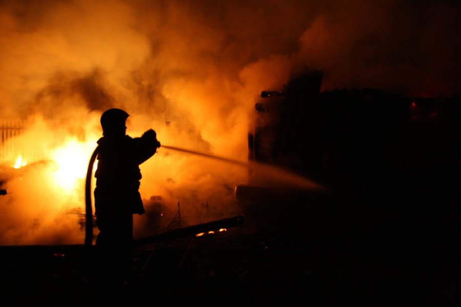 Două fetiţe au fost arse după ce fostul concubin al mamei lor a dat foc casei