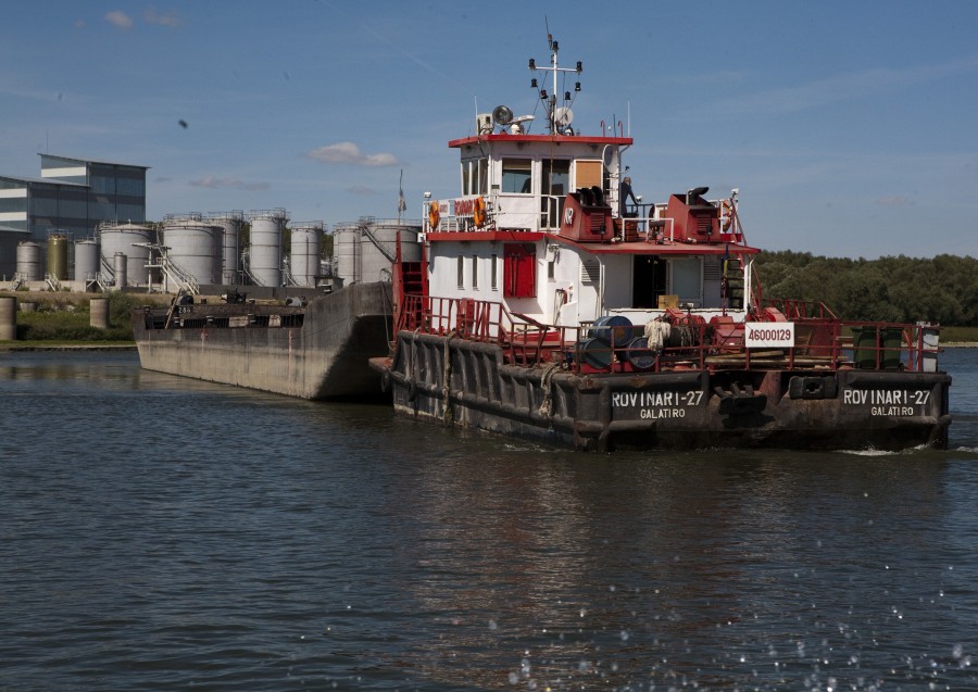 Deşeurile deversate ilegal de pe navele care trec pe Dunăre pun pe jar autorităţile