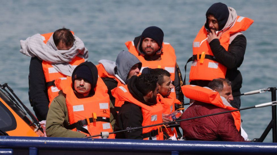 Marea Britanie nu renunță la expulzarea migranților