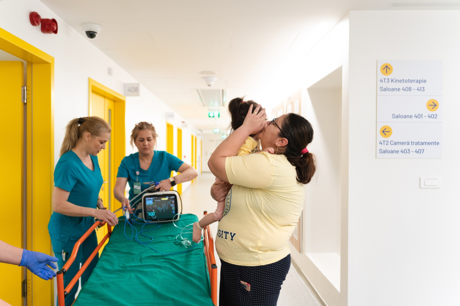 Primii pacienți tratați în spitalul construit din donații