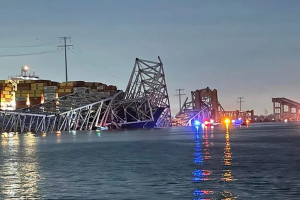 Un pod s-a prăbușit după ce a fost lovit de o navă (VIDEO)