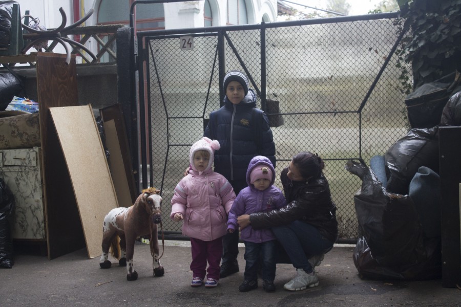 O familie cu trei COPII a fost ARUNCATĂ ÎN STRADĂ de Primărie, în prag de iarnă (FOTO)