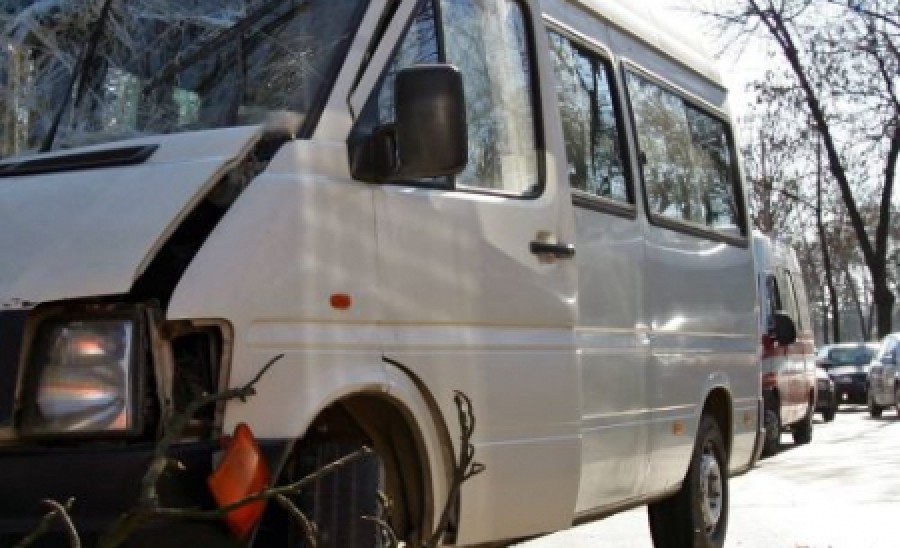 CARAMBOL pe DN 25: Două microbuze şi o maşină, implicate într-un ACCIDENT