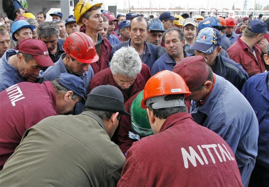 ArcelorMittal le-a făcut sindicaliştilor o nouă ofertă salarială: trei bonusuri în 2013