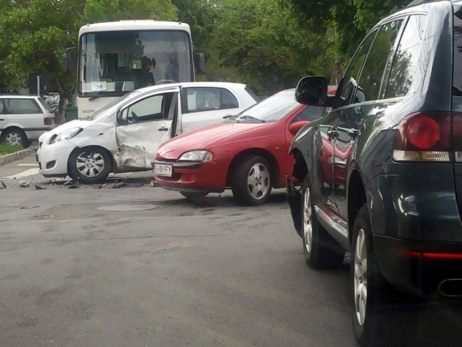 Două maşini şi un autobuz s-au ciocnit într-o intersecţie din Galaţi