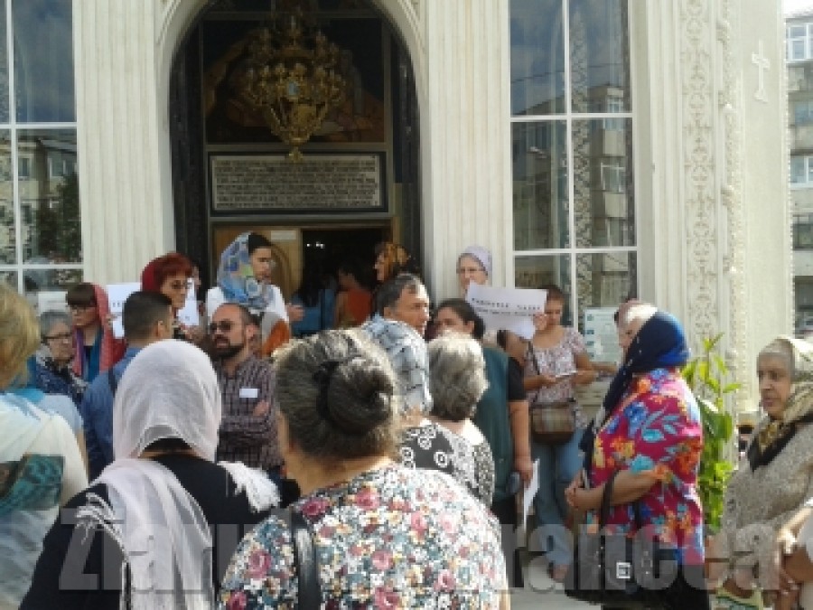 VRANCEA: Revoltă cu pancarte în Focşani: ”Biserica este a noastră, nu a lui Ciprian!"
