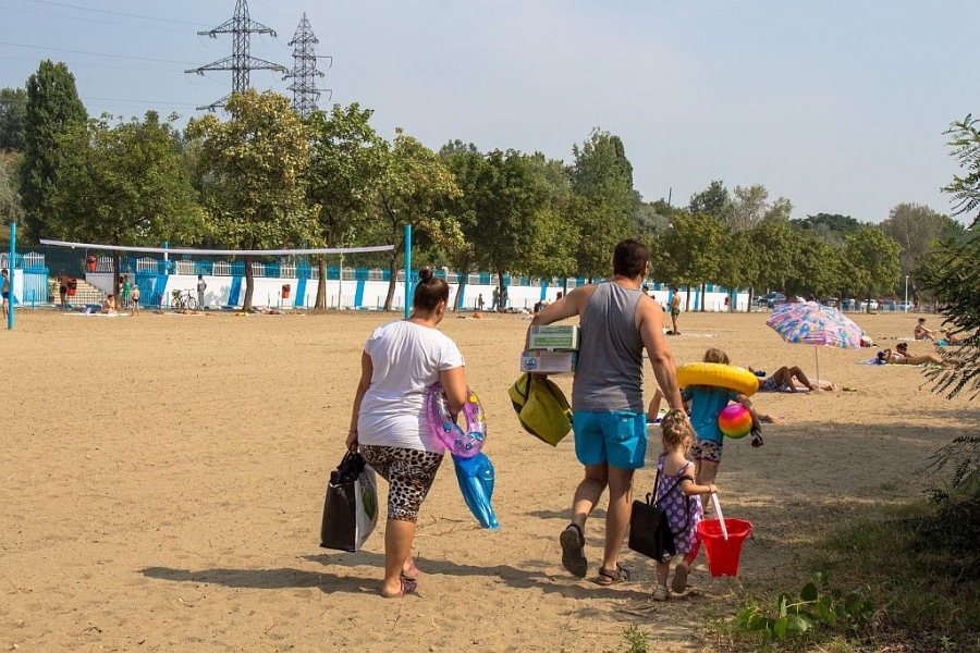 Chiar şi cu BAZINELE ÎNCHISE, gălăţenii s-au bucurat de DESCHIDEREA PLAJEI ”Dunărea” (FOTO)
