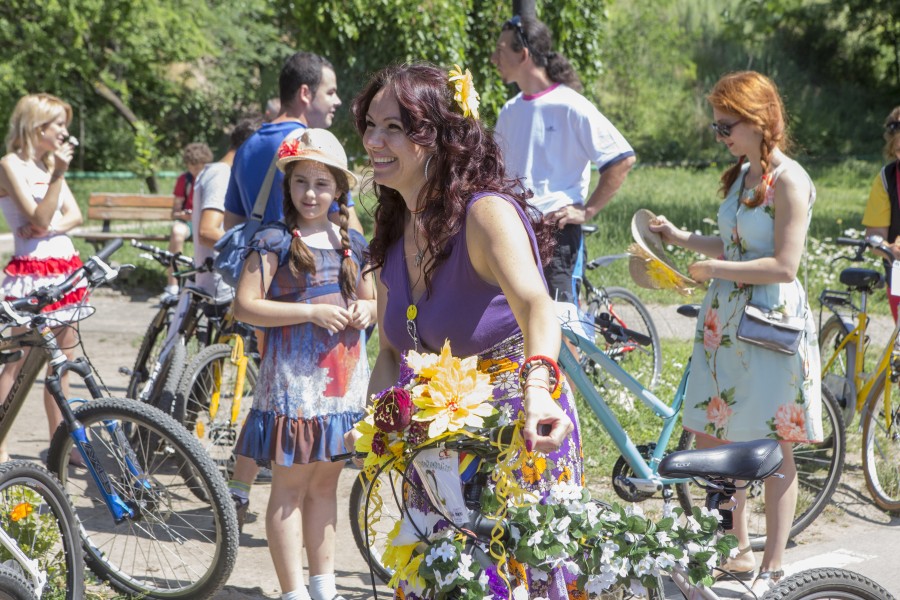 Flori, fete şi biciclete pe Faleza inferioară