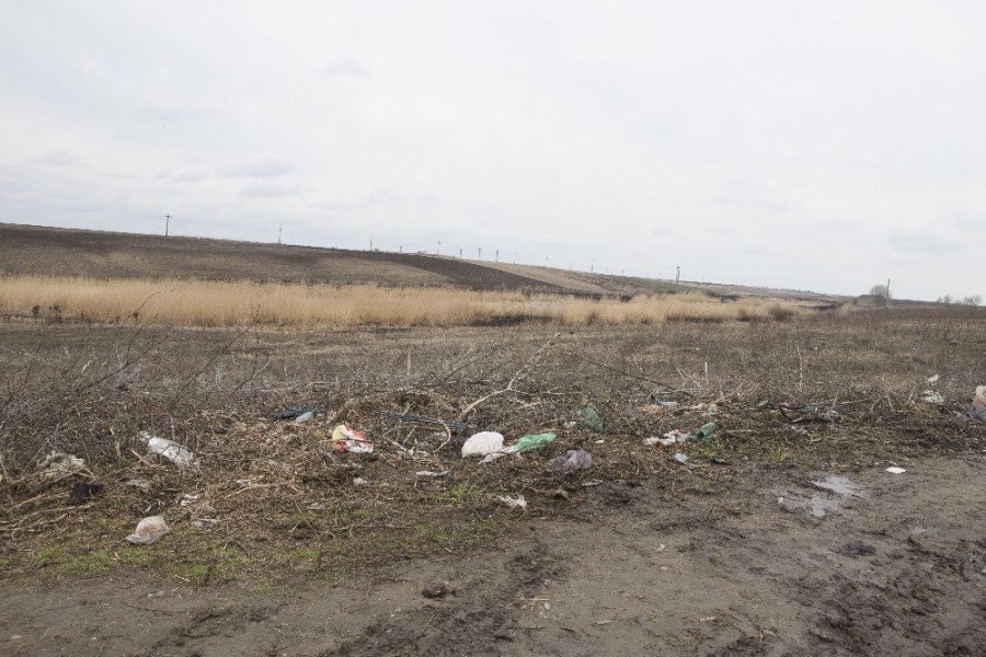 MORMANE DE GUNOI aruncate la marginea comunelor, în LIPSA unui sistem de colectare a deşeurilor