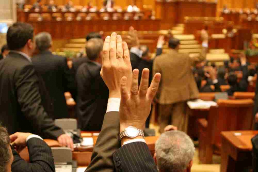 SFIDĂTOR şi REVOLTĂTOR/ Parlamentarii au mai dat o lovitură democraţiei