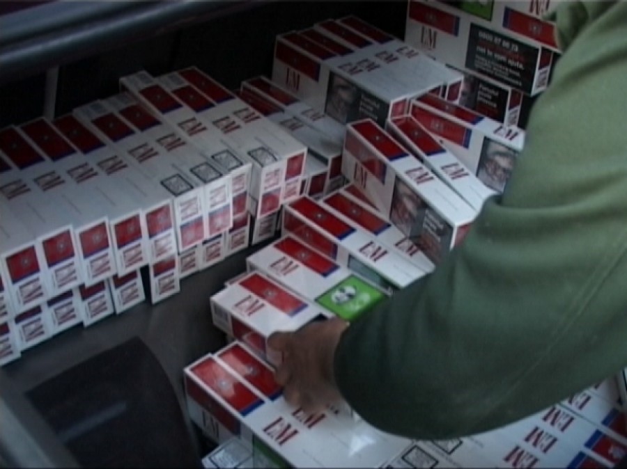 Contrabandist "blindat" cu ţigări, prins într-o piaţă din Galaţi