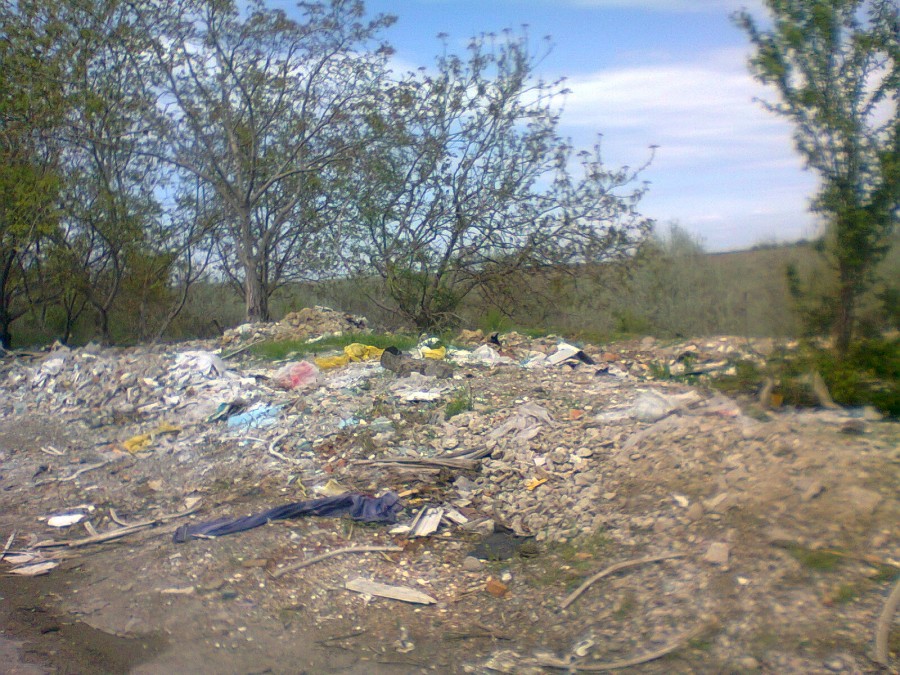 Pe drumul Galaţi-Smârdan: Groapa de gunoi a nimănui