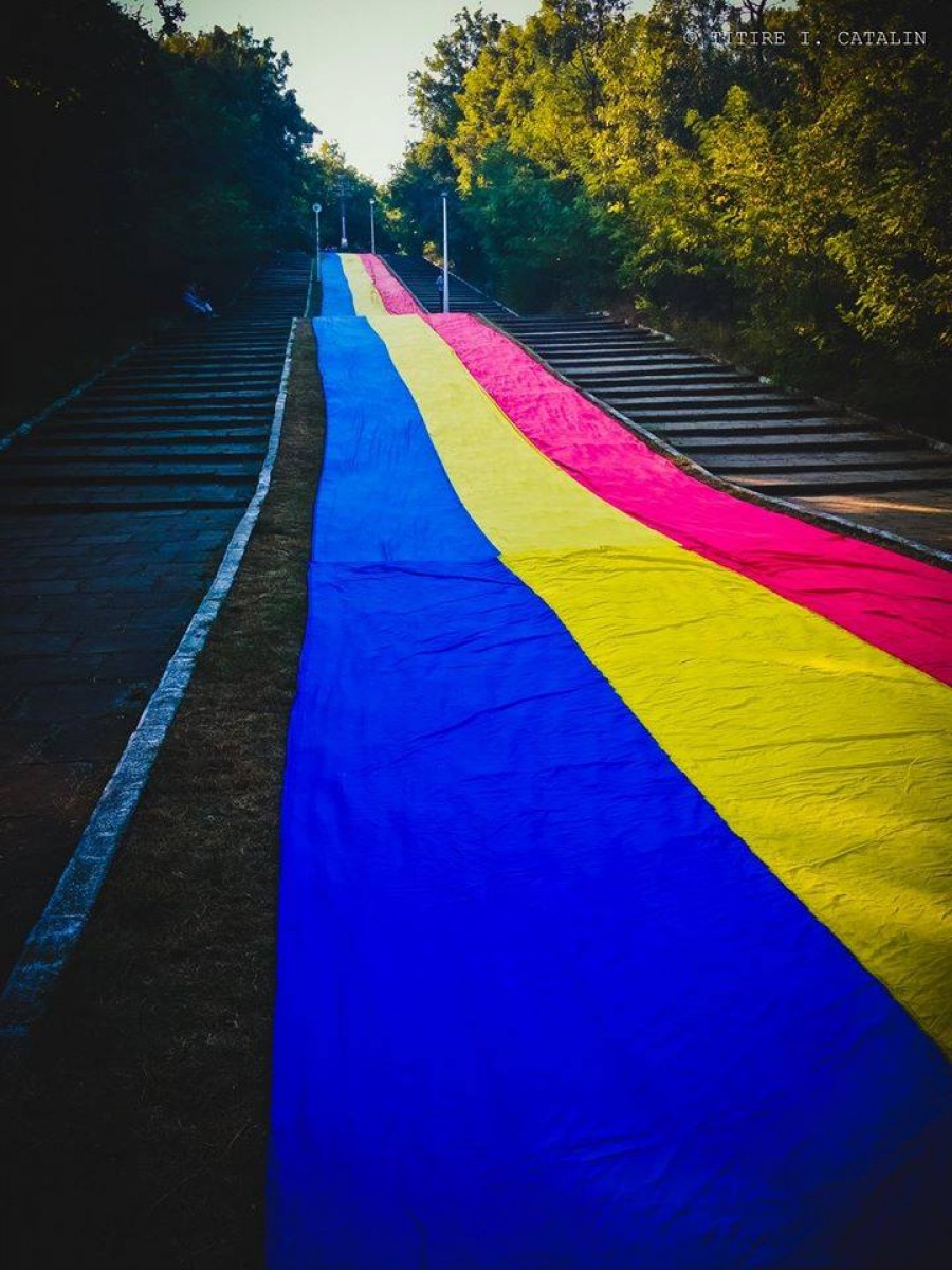 Gălăţenii, "uniţi sub TRICOLOR"/ CEL MAI LUNG steag românesc din istoria oraşului