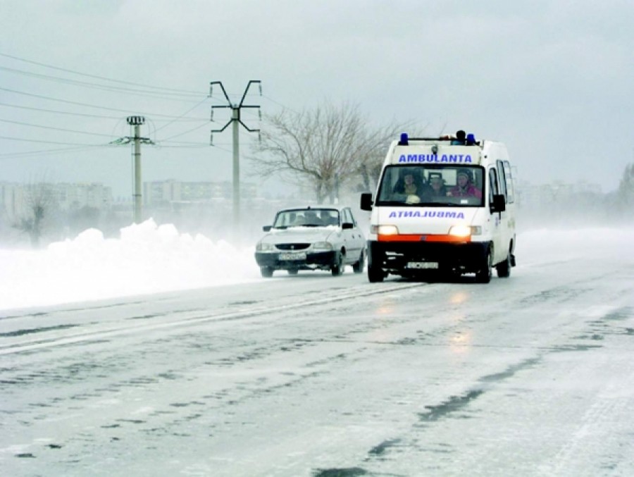 Ambulanţă blocată la Suceveni din cauza ninsorii