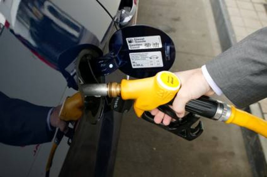 Carburanţii se vor scumpi cu 0,4 lei pe litru după introducerea noii accize