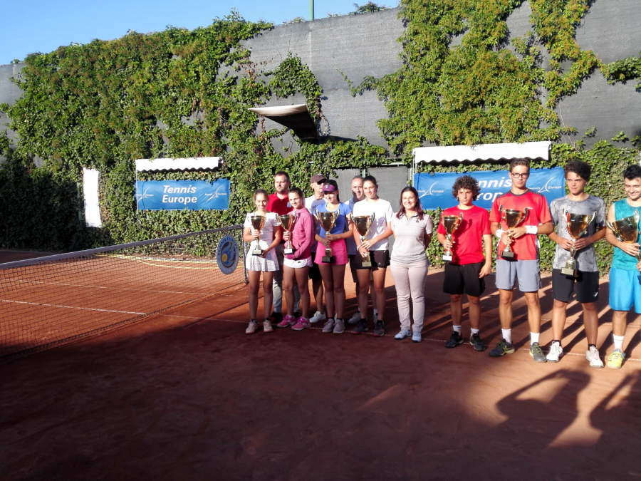 Gălăţeni în ambele finale de dublu ale turneului "Viva Trophy - Tennis Europe Junior"