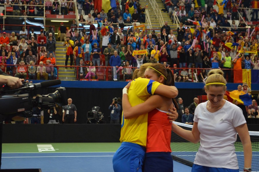 FED CUP / Andreea Mitu şi Bouchard au ieşit de pe teren în lacrimi. Ale româncei sunt de fericire