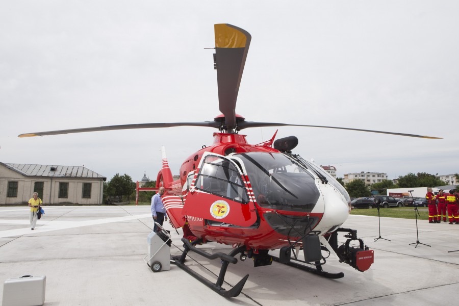 Elicopterul SMURD, adăpostit în hangar la AVIASAN