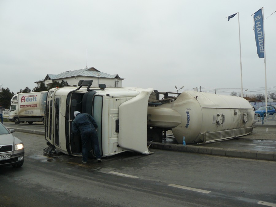 FOCŞANI: Un camion încărcat cu ciment s-a răsturnat pe centură