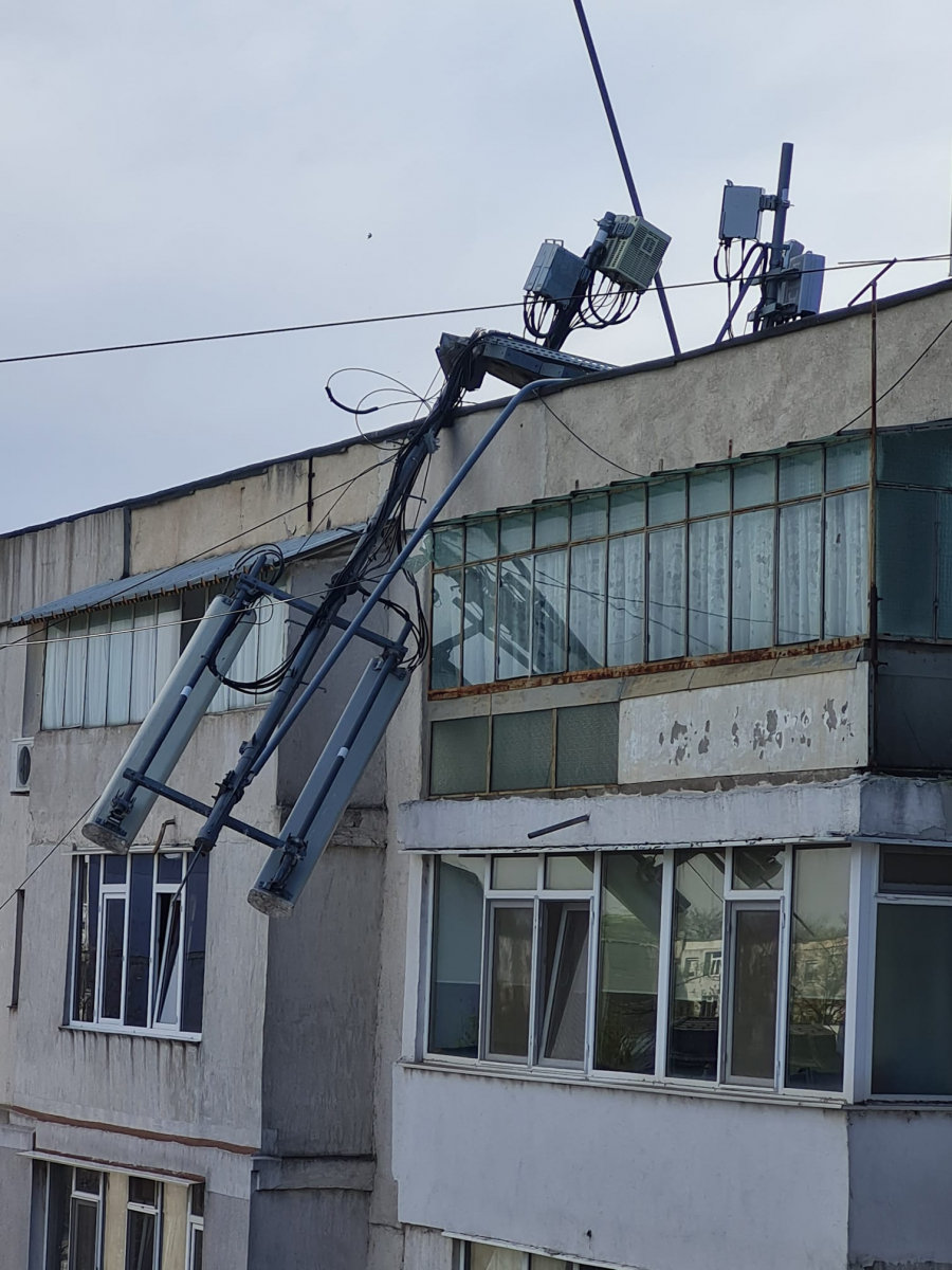 O antenă de pe un bloc din Galați a fost doborâtă de vânt. Vijelia a rupt copaci și un acoperiș
