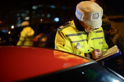 ȘPĂGI ridicole pentru POLIȚIȘTI cu averi modeste. Cum trăiesc şase