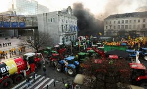 Incendii, petarde şi haos la Bruxelles
