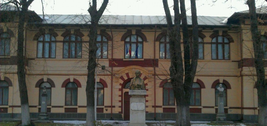 TINERII ŞI ORAŞUL/ CNVA, o şcoală cu istorie - secretele din spatele bustului