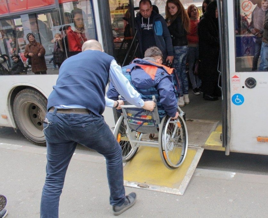 În sprijinul persoanelor în scaun cu rotile | Unde puteţi RECLAMA abuzurile şoferilor Transurb