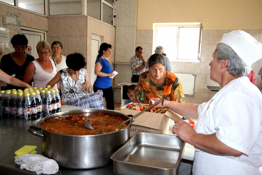 700 de gălăţeni, dependenţi de Cantina Primăriei - „Fără masa de aici, am fi fost muritori de foame”