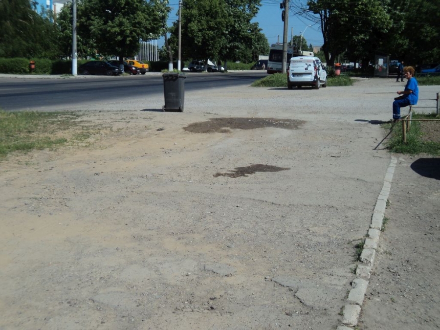 SE ÎNTÂMPLĂ ÎN GALAŢI: De pe trotuarele de la Patinoar DISPARE asfaltul (FOTO)