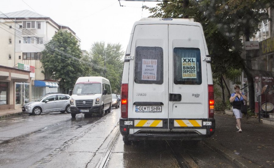 Din ABERAŢIILE transportului cu maxi-taxi: STAŢII "fără cap" pe o STRADĂ SUFOCATĂ de maşini