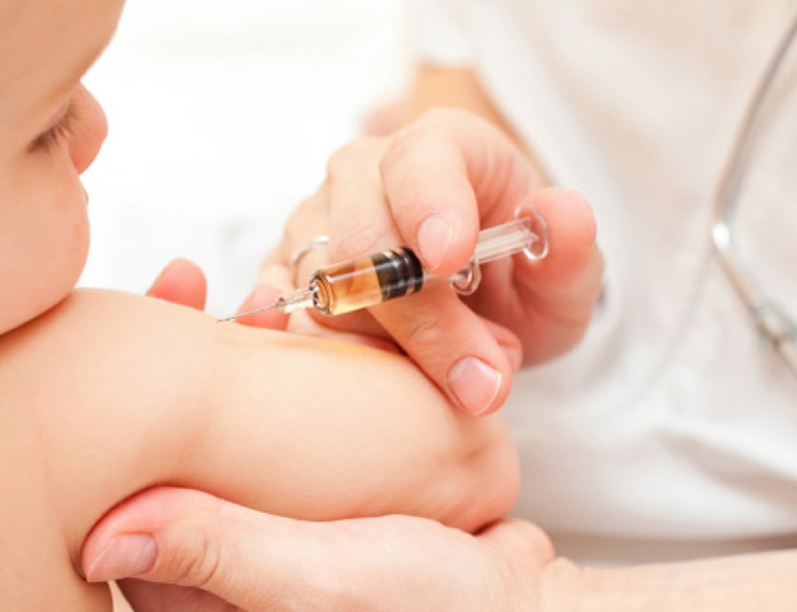 Vaccinul împotriva hepatitei B vine din august. Până atunci, sute de bebeluşi sunt în pericol