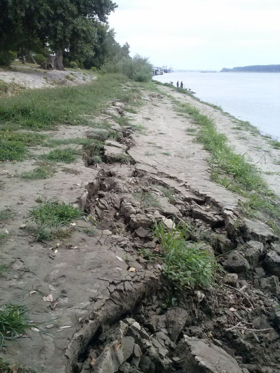 Atenţie, gălăţeni! Dunărea îşi pierde malul (FOTO)