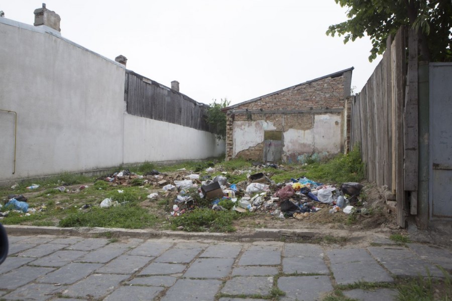 Un imobil al municipalităţii, transformat în groapă de gunoi
