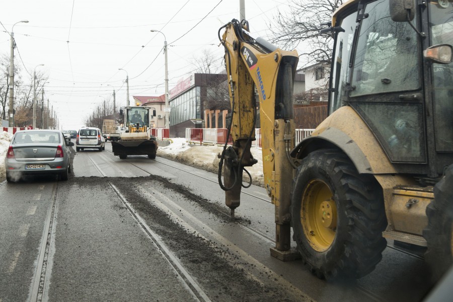 Pe strada Basarabiei, se curăţă liniile de tramvai