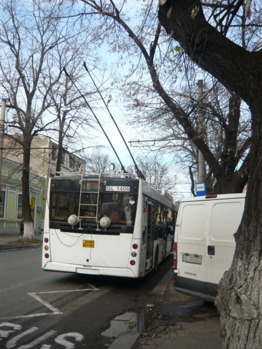 La Galaţi, transportul public, în suferinţă / Înghesuială în autobuze ca pe vremea comunismului