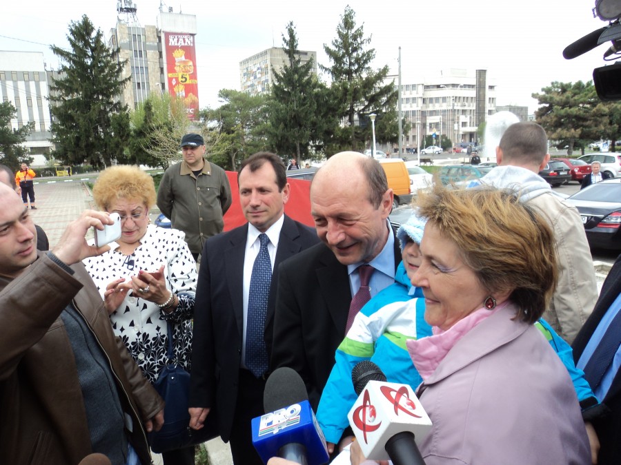 UPDATE/ Traian Băsescu, la Galaţi: „Dacă eu aş fi fost preşedintele ales pe 16 noiembrie, Ponta nu făcea nici revelionul ca prim-ministru!” (FOTO&VIDEO)