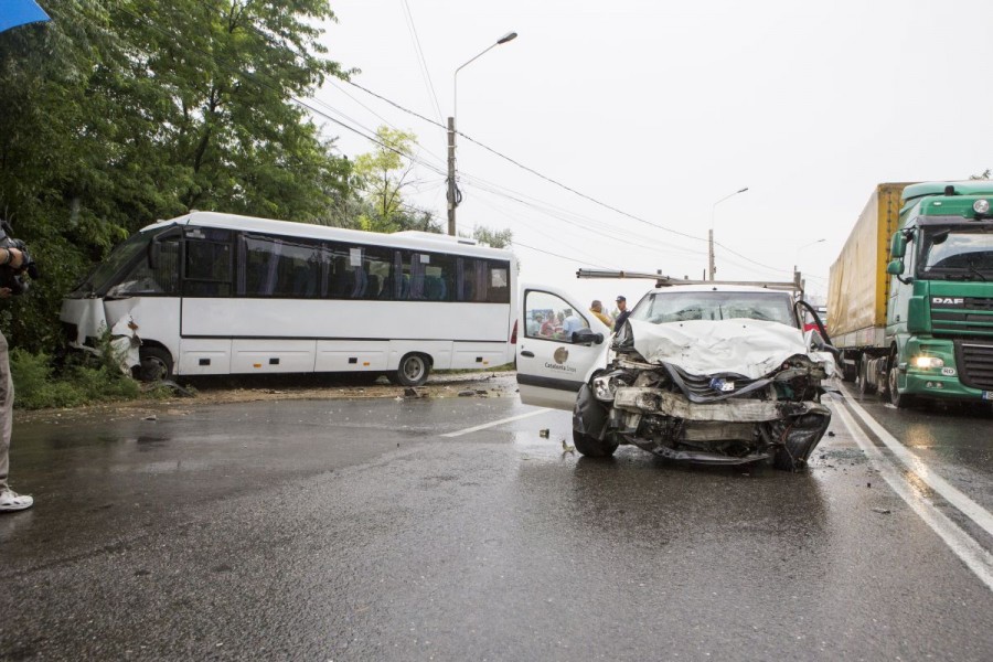 ACCIDENT GRAV/ Impact FRONTAL între un Logan şi un microbuz cu 27 de PASAGERI. Bilanţul: OPT VICTIME (FOTO)