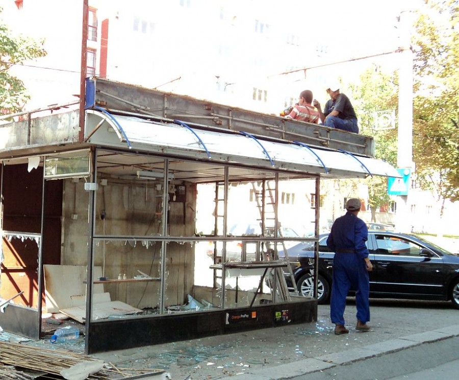 Demolări de chioşcuri pe strada Domnească. Comercianţii ameninţă Primăria cu procese