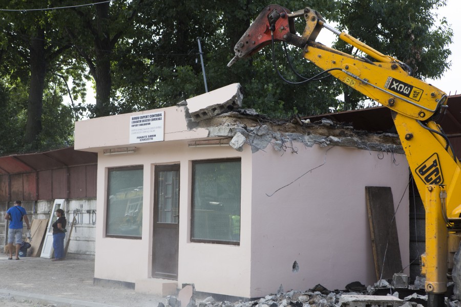 Autorităţile curăţă oraşul de chioşcuri/ Demolare cu Poliţia pe strada Gheorghe Asachi