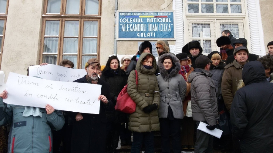 Elevii şi profesorii de la  „Cuza” au PROTESTAT în frig. Ei REFUZĂ să se MUTE la Şcoala Nr. 8