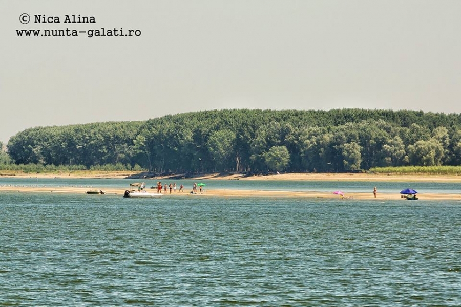 VIDEO/ Deja se face plajă pe INSULA din mijlocul Dunării de la Galaţi